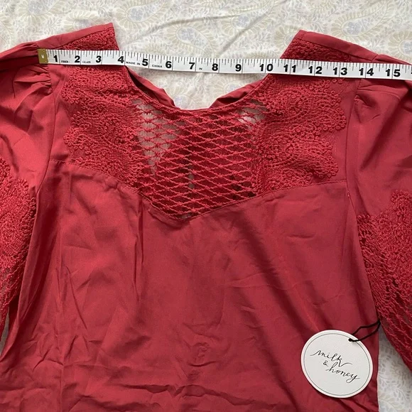 Milk & Honey romantic laced balloon sleeve top, soft red - Picture 5 of 10